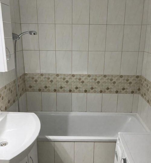 KIADÓ LAKÁS OROSZLÁNYON – TÓ MELLETT, LIFTES PANELBEN!