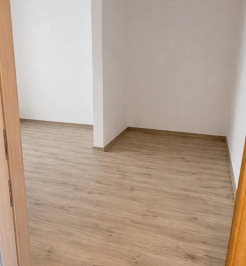 KIADÓ LAKÁS OROSZLÁNYON – TÓ MELLETT, LIFTES PANELBEN!